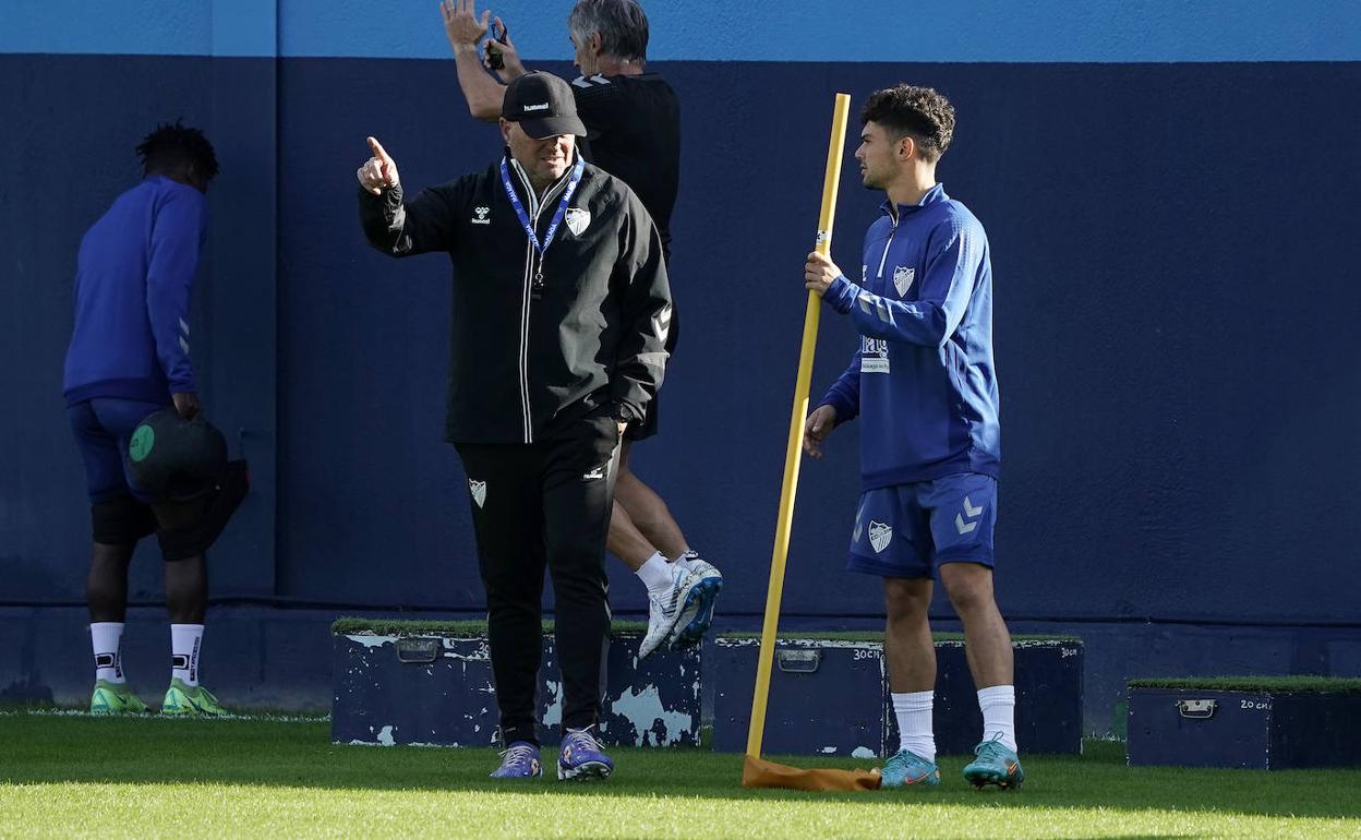 Pepe Mel da instrucciones al canterano Juanmita en el entrenamiento de ayer.