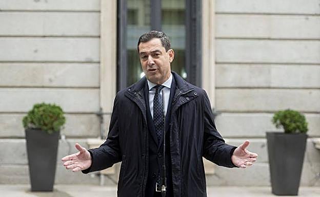 Juanma Moreno pide «serenidad» en el Día de la Constitución y «reflexión» a quienes se han ausentado