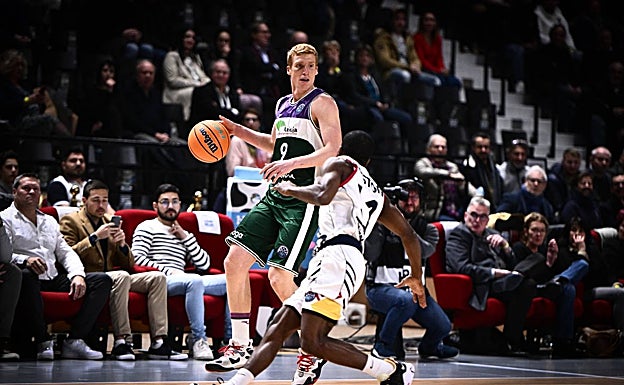 Alberto Díaz busca a un compañero para pasarle el balón. 