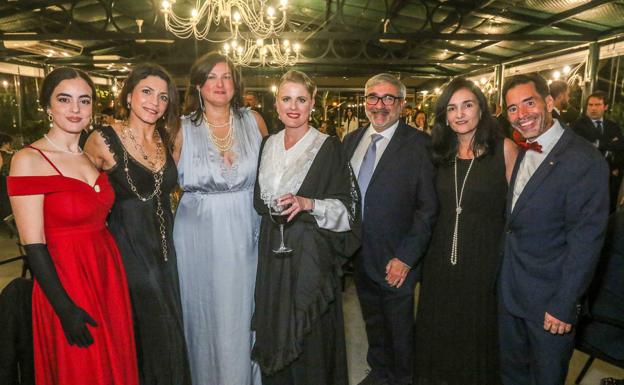 Imagen principal - En la primera foto, Natalia García, Margarita García, Rocío García, Princesa Sánchez, José Manuel Plaza, Eva Pérez y Alberto de Azevedo. En la segunda, Juan Rafael Gómez, Samuel Ruiz, José González Villodres, Antonio González Villodres, Juande Villena y Francisco Guerrero. En la tercera imagen, José Ángel Morales, Natalia Sánchez, Esteban Bueno y Manuel Quesada. 