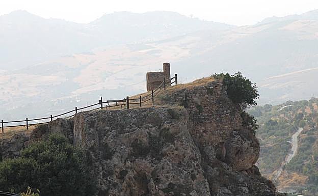 Sobresale el cerro donde aún se conservan restos del antiguo castillo andalusí