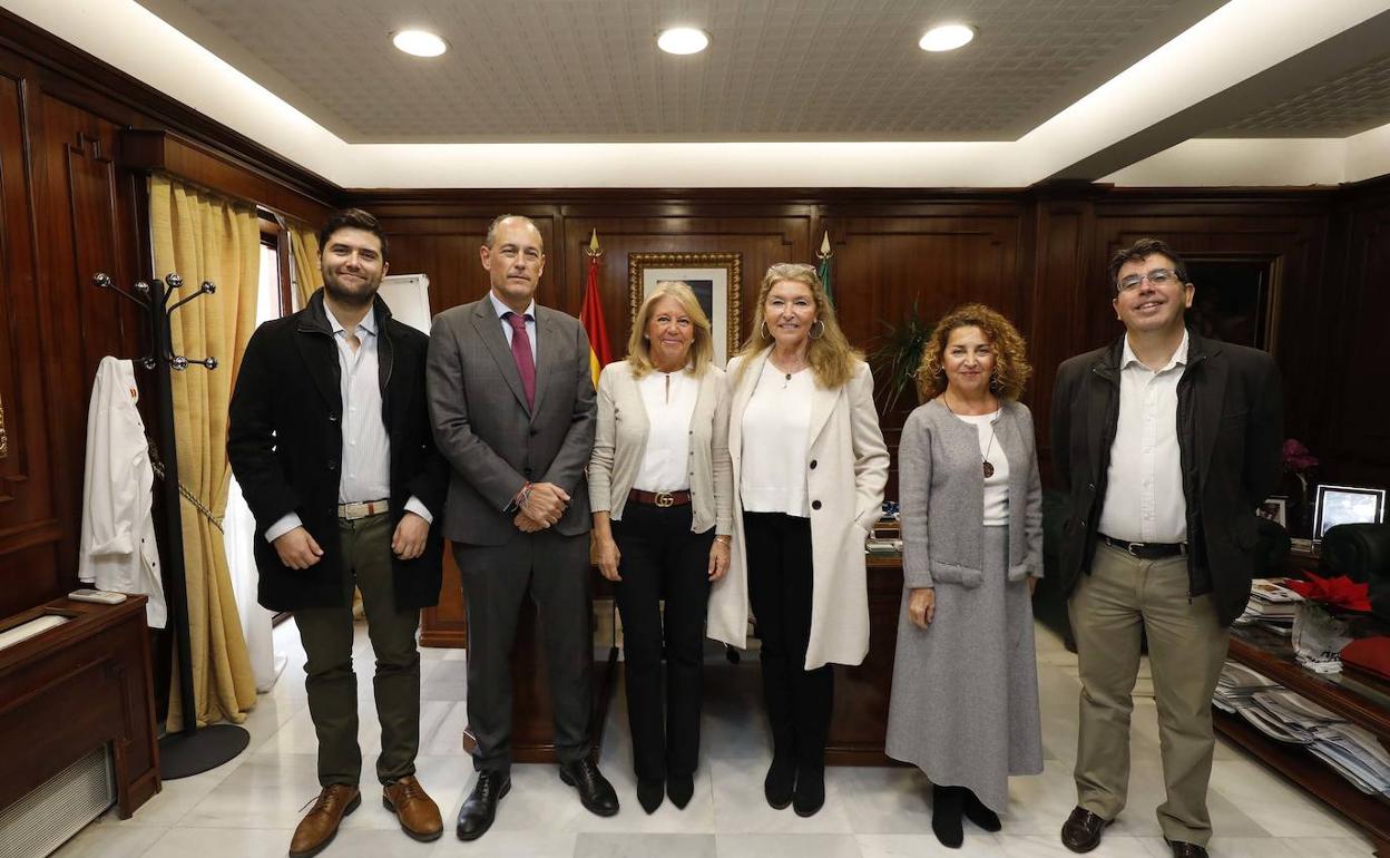 Acto de firma del convenio con la asociación Ángel Rivière. 