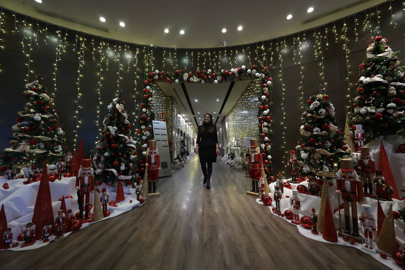 Decoraciones que son un reclamo en sí forman parte de la apuesta de los hoteles ante el tirón de la Navidad. En la imagen, el AC Marriott Málaga Palacio 