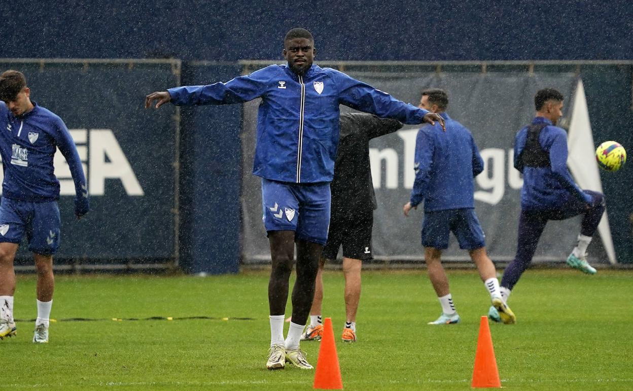 N'Diaye se ejercita durante la sesión de este viernes bajo una intensa lluvia. 