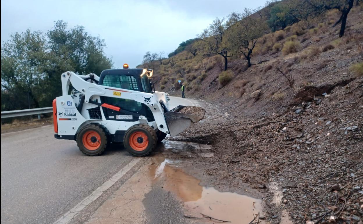 Intervención en una carretera a causa de las fuertes lluvias. 