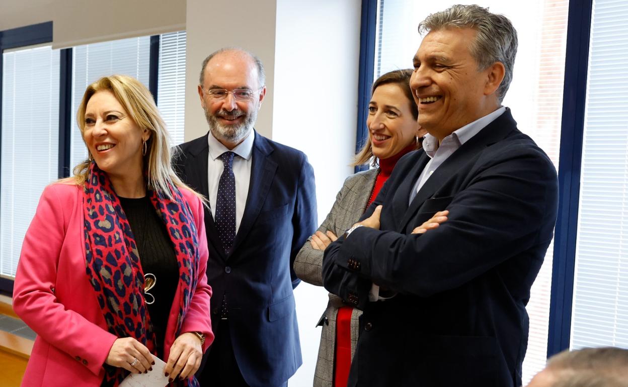 Una imagen de la reunión de Carolina España con representantes de los empresarios en Málaga. 