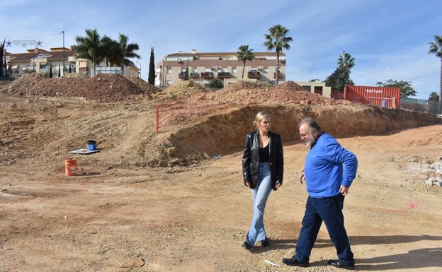 Visita a los terrenos en los que se construirá el teatro.