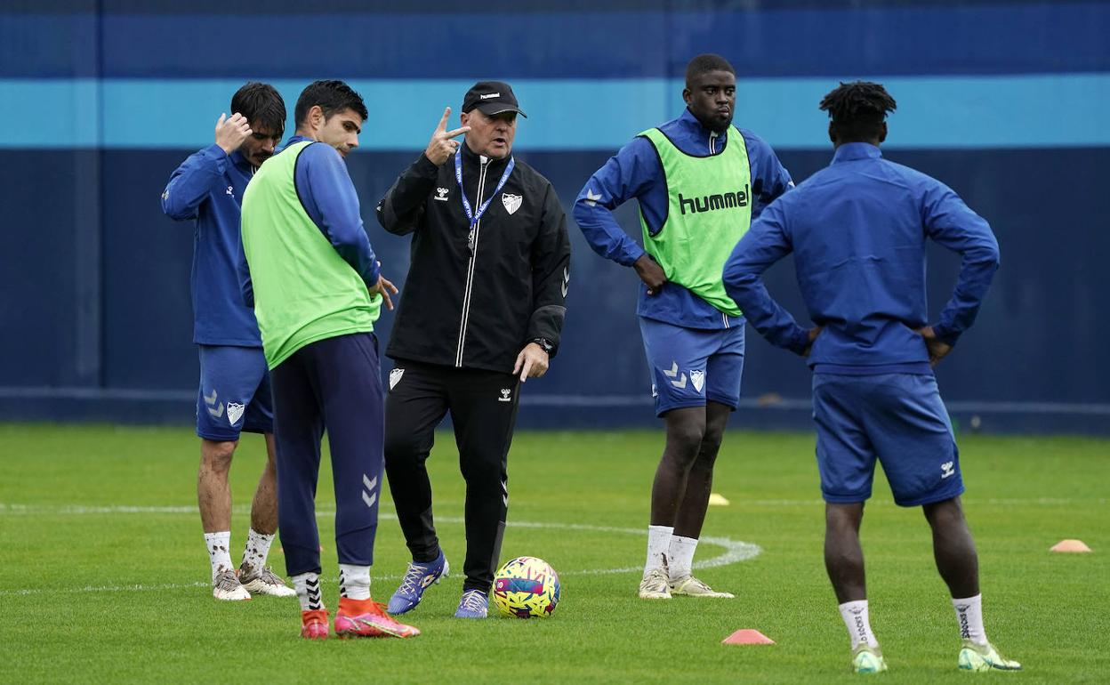 Pepe Mel conversa con 