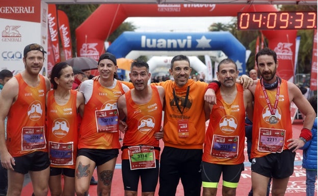 El malagueño Dani Rovira junto a los compañeros y amigos de la Fundación Ochotumbao. 