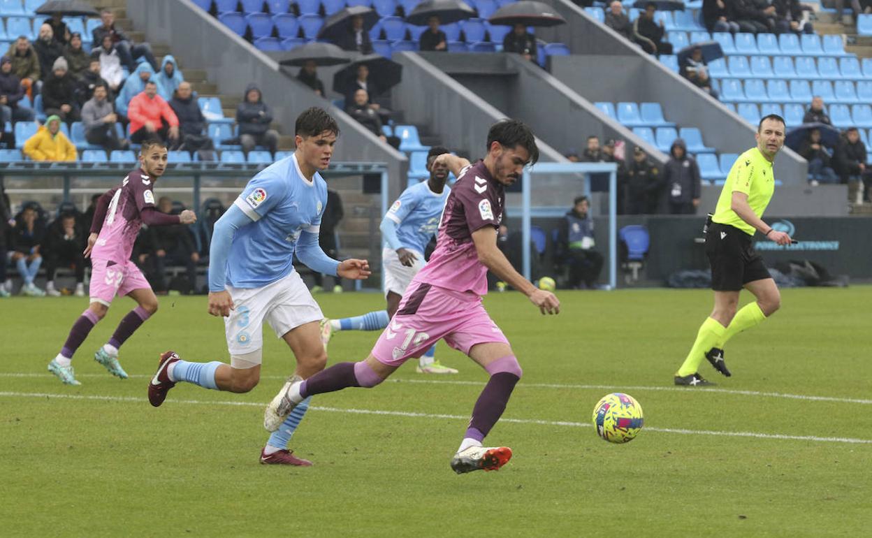 Jozabed conduce el balón durante el partido de Ibiza de este domingo. 