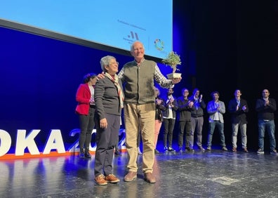 Imagen secundaria 1 - Los reconocidos junto a otros emprendedores de la red de Ashoka (arriba); Mireia Vargas al entregar el premio a Jesús Garzón (izquierda); el Alto Comisionado para España Nación Emprendedora, Francisco Polo, junto a la presentadora Antonella Broglia. 