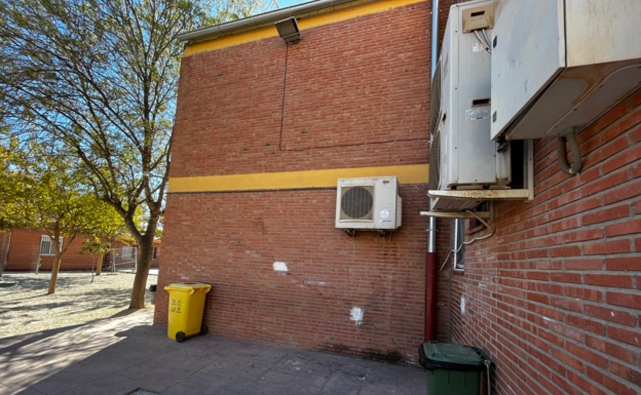 Imagen de una de las grietas en el colegio veleño. 