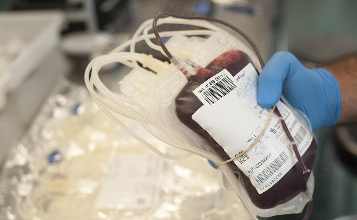 La sangre solo se puede conseguir mediante las donaciones. 