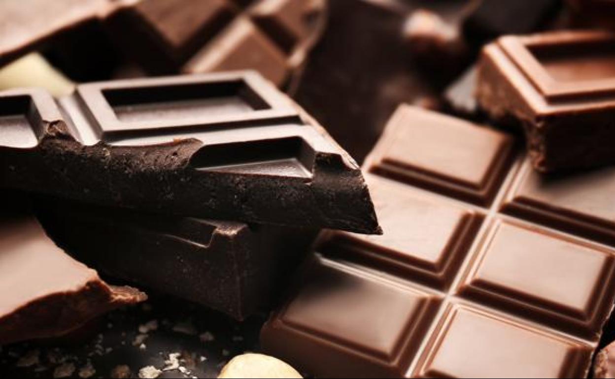 Amplían la alerta alimentaria por un chocolate negro vendido en Andalucía: consulta el listado de productos retirados