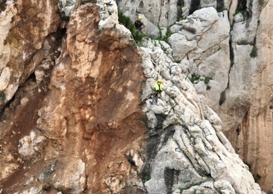 Imagen secundaria 1 - Trabajos de los alpinistas en la zona dañada.