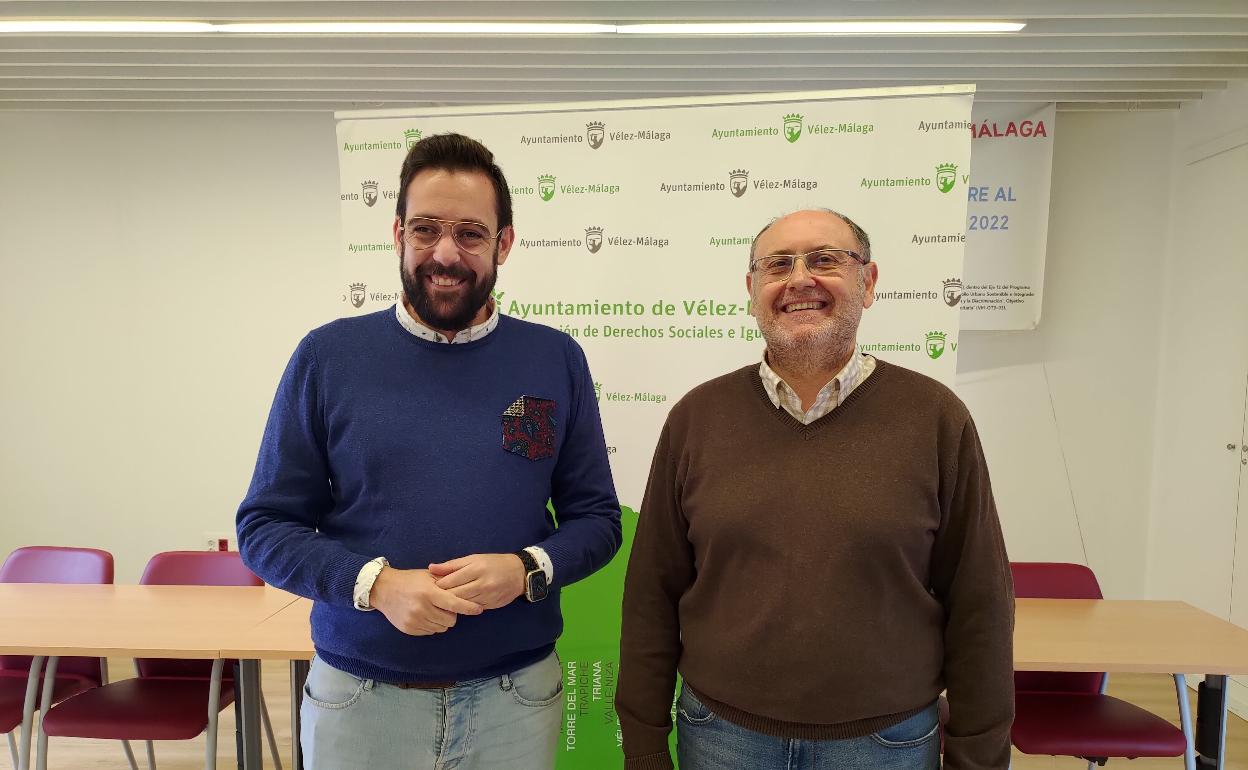 El edil de Servicios Sociales, Víctor González, y el presidente de Cruz Roja en la Axarquía, Eduardo Recio. 