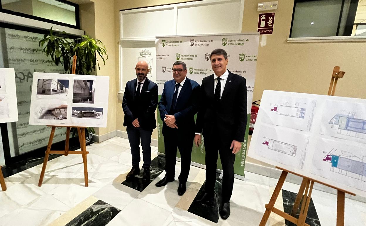 Javier Salas, Antonio Moreno Ferrer y Pedro Fernández, este jueves en el Ayuntamiento de Vélez-Málaga. 
