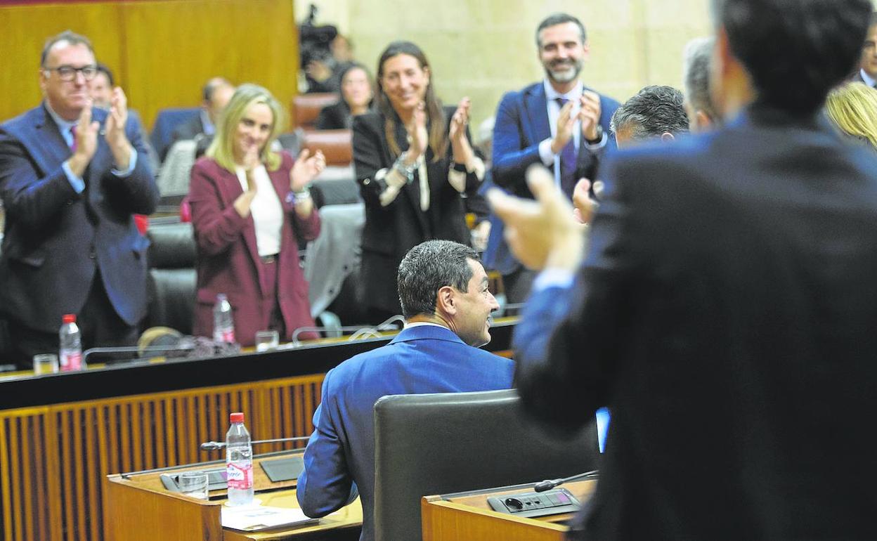 Los miembros del Grupo Popular y del Gobierno aplauden la intervención de Moreno. 