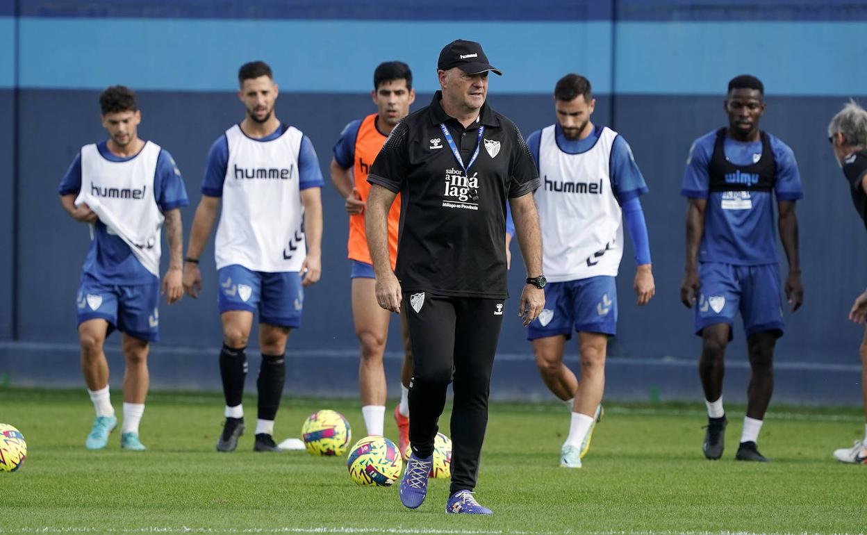 El entrenador del Málaga, Pepe Mel, dirige un entrenamiento reciente con algunos jugadores a su cargo al fondo.