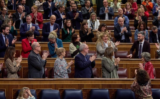 Los socialistas aplauden a su portavoz, Felipe Sicilia, en el pleno sobre la reforma del Código Penal, el Constitucional y el CGPJ este jueves 