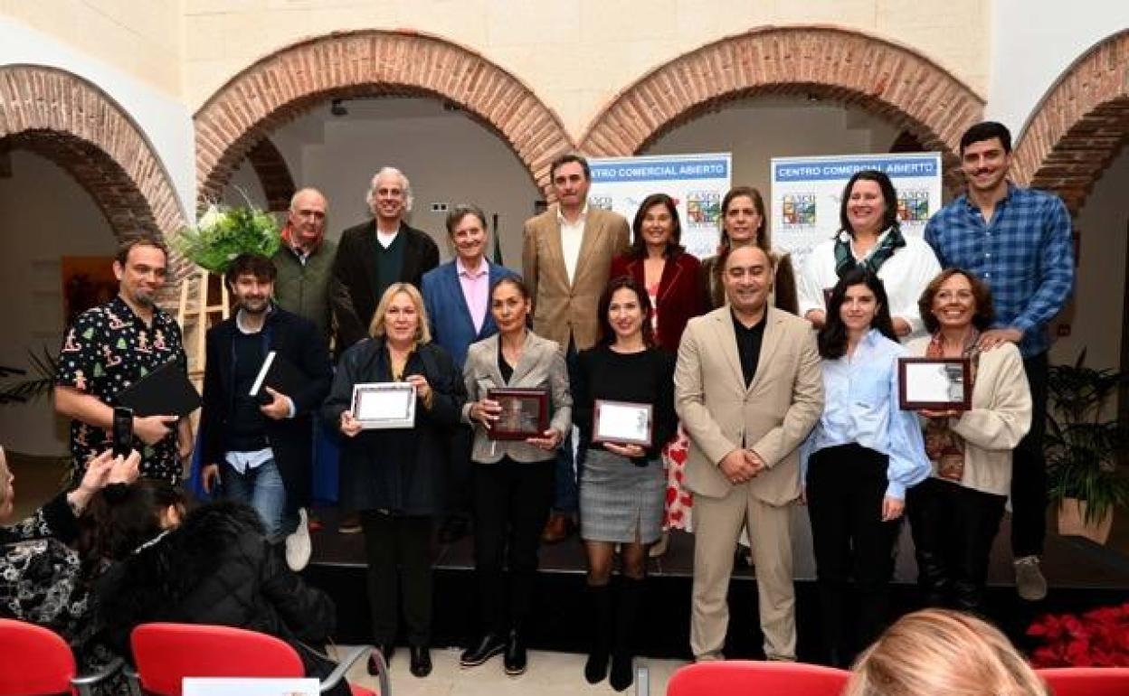 Foto de familia de los premiados junto a la presidenta de la Asociación de Comerciantes y Profesionales del Casco Antiguo, Carola Herrero, y el concejal de Comercio, Félix Romero. 