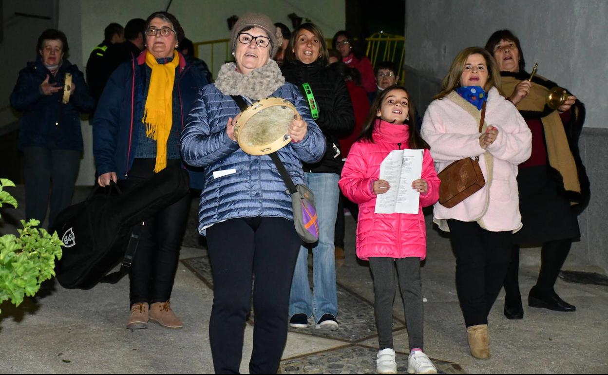 De madrugada los vecinos de este pueblo salen a la calle. 