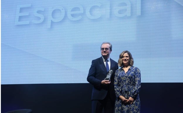 Regina Sotorrío ha entregado el premio a Juan Antonio Vigar.