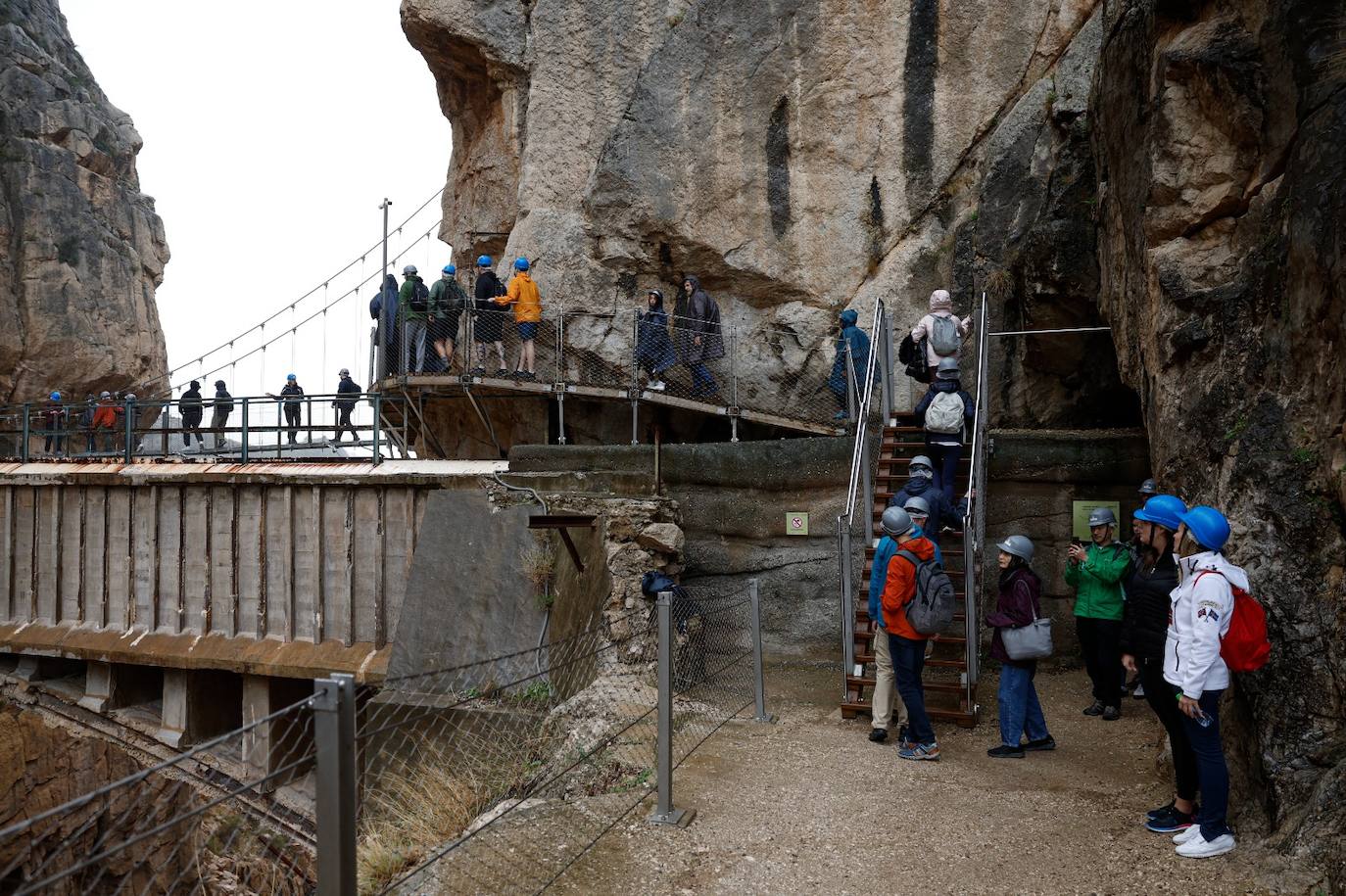 La entrada y salida se realiza por el acceso sur, en la barriada de El Chorro en Álora 