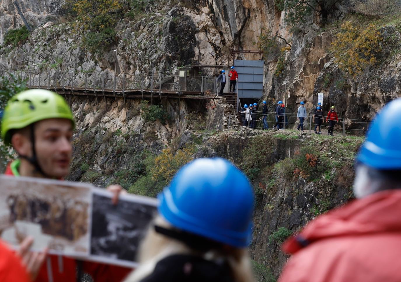 La entrada y salida se realiza por el acceso sur, en la barriada de El Chorro en Álora 