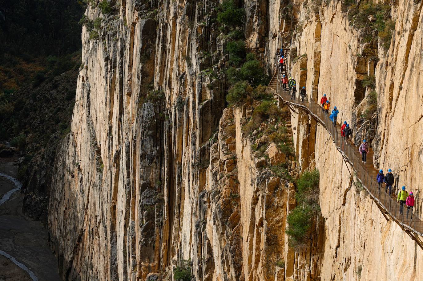 La entrada y salida se realiza por el acceso sur, en la barriada de El Chorro en Álora 