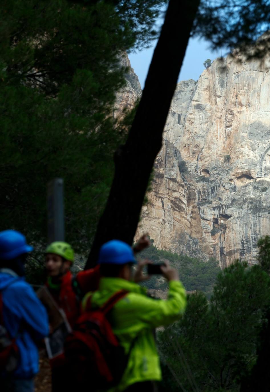 La entrada y salida se realiza por el acceso sur, en la barriada de El Chorro en Álora 