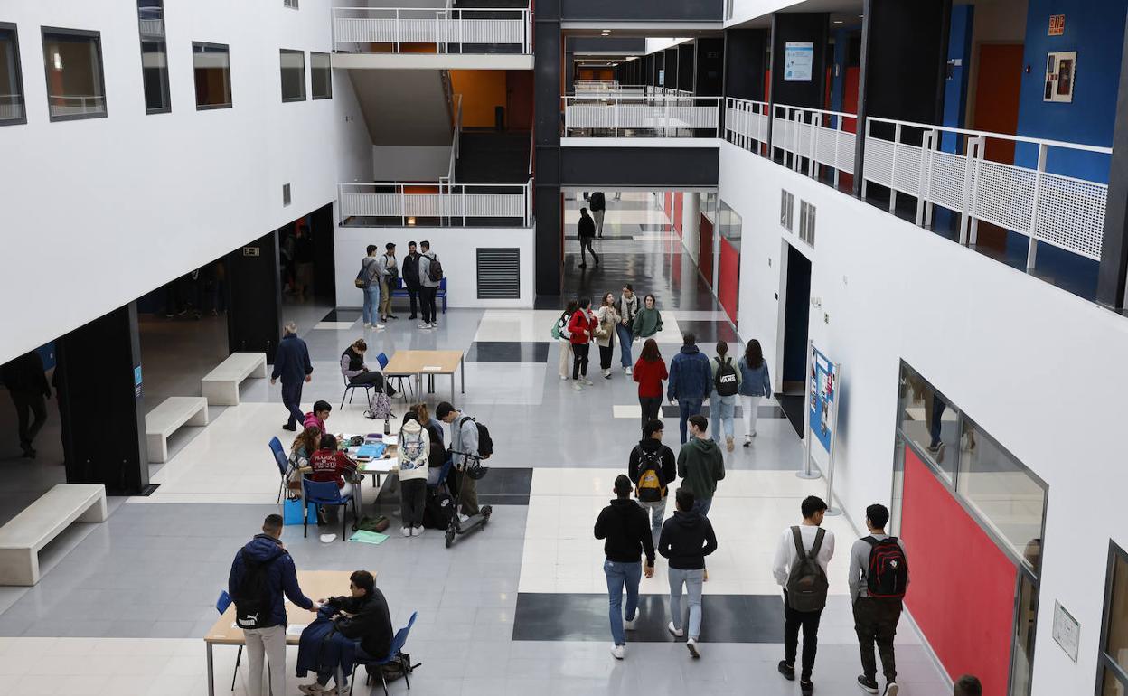 Estudiantes, en la Escuela de Ingenierías Industriales de la UMA. 