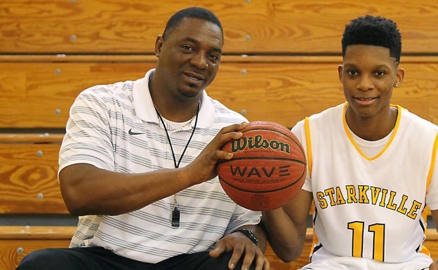 Tyson Carter posa con su padre, que era entrenador del equipo de Starkville, en el que jugaba el ahora escolta del Unicaja. 