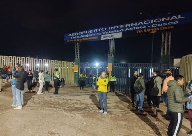 Imagen secundaria 1 - Imágenes que muestran el exterior del aeropuerto de Cusco, que permanece cerrado. 