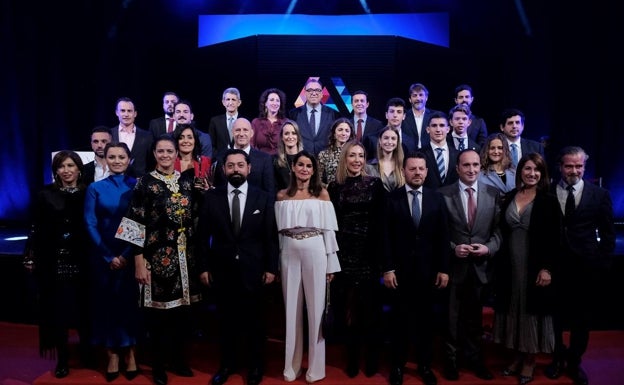 Imagen de todos los premiados y las autoridades en el acto. 