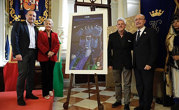 Antonio Mérida muestra la obra conmemorativa junto al alcalde, Teresa Porras y Manuel Castillo. 