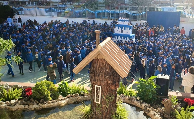 Los alumnos, alrededor de la gran tarta conmemorativa. 