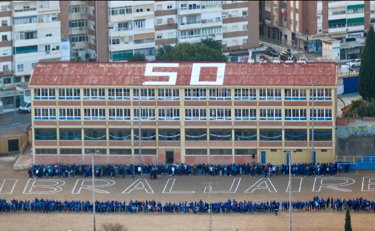 Alumnos en el patio del colegio para celebrar el aniversario. 