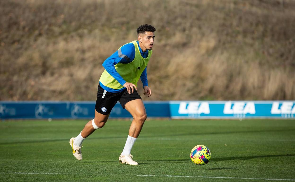 El jugador del Alavés, Abdelkabir Abqar, en un entrenamiento reciente.