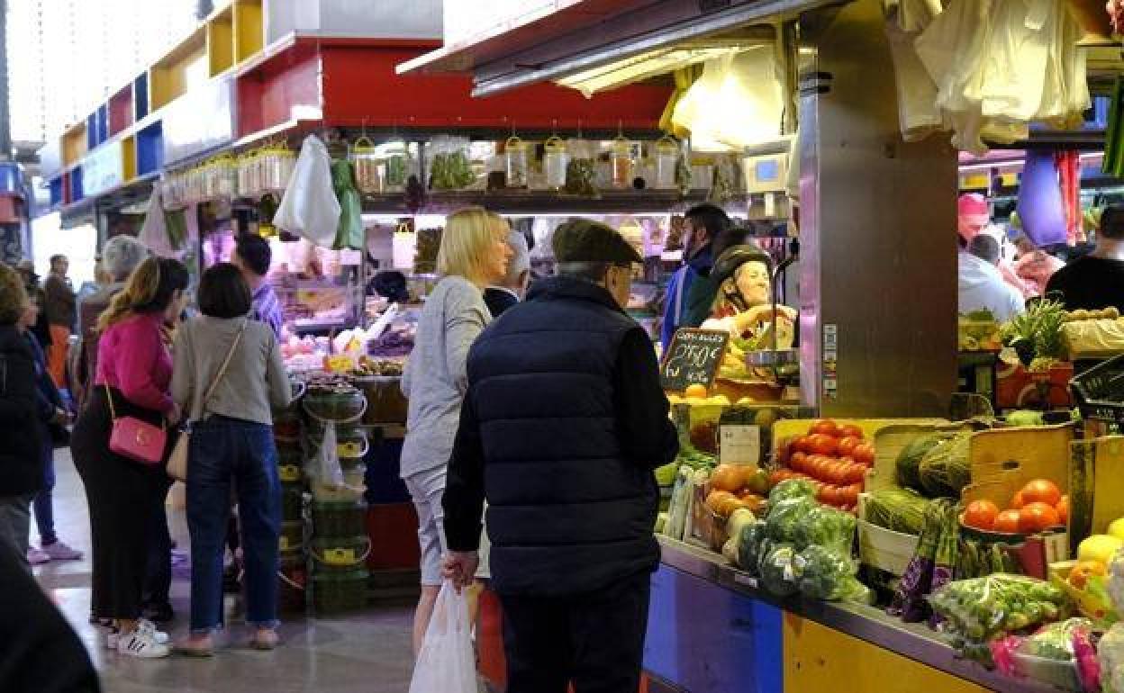 Un cheque para alimentos de, al menos, 200 euros ayudará a las familias con la cesta de la compra