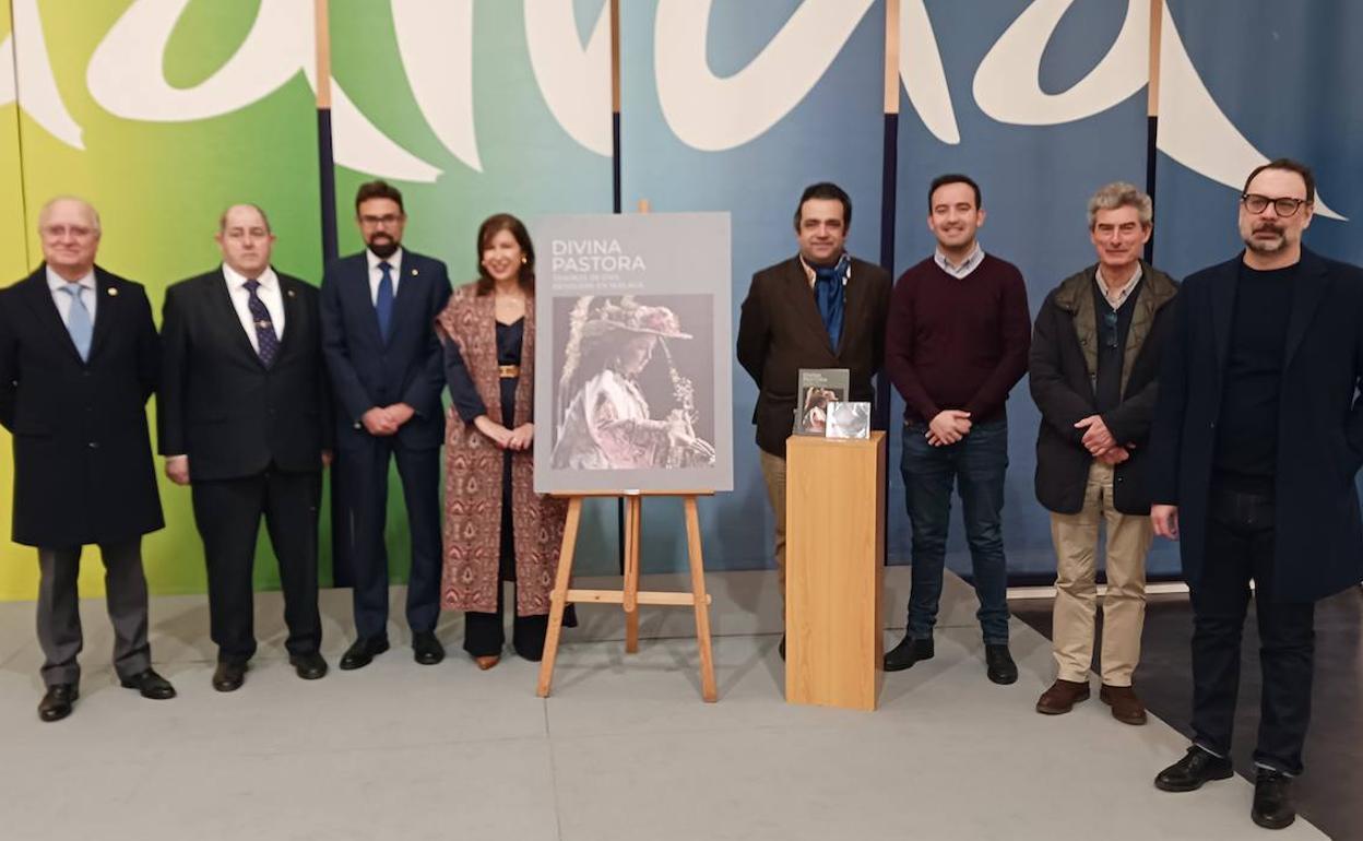 Autores del libro, junto con la delegada de Cultura y el hermano mayor de la Divina Pastora, en la presentación en la sede de Turismo Andaluz. 