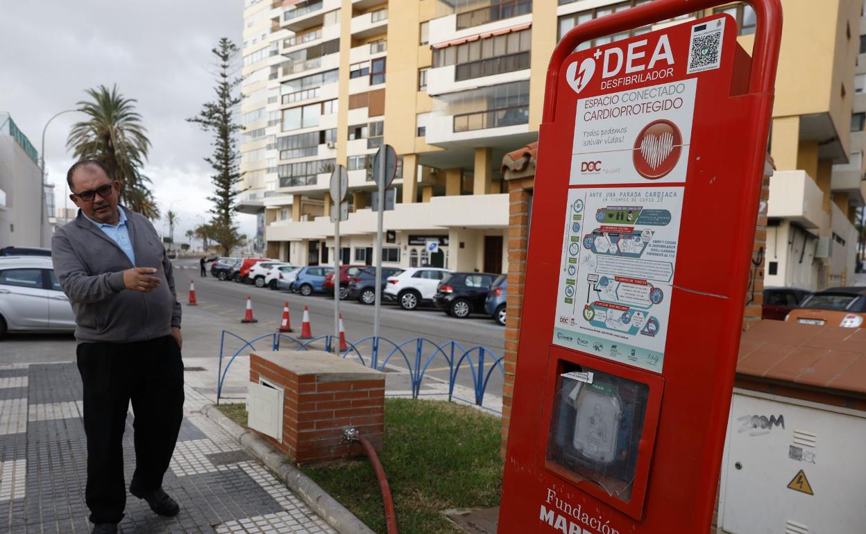 Un viandante señala al desfibrilador que hay en el paseo marítimo de La Malagueta. 