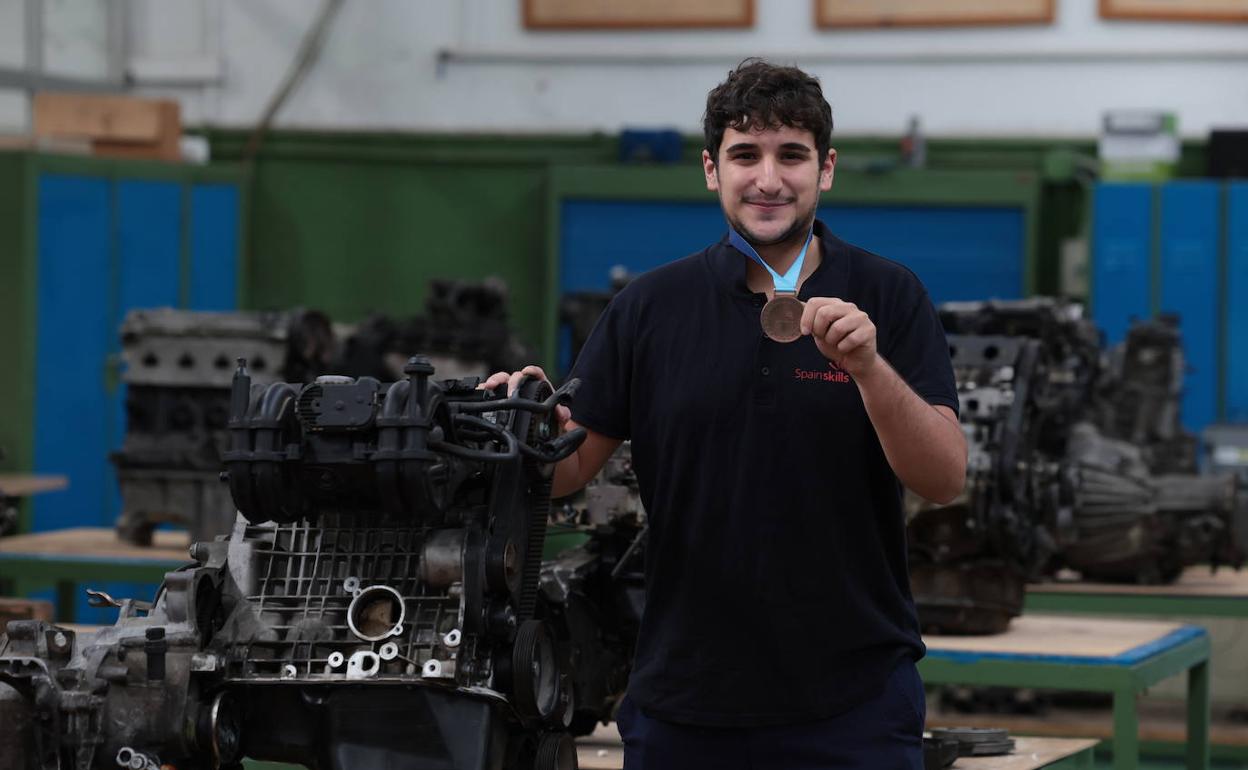 Javier López, en los talleres del IES La Rosaleda, donde se ha preparado para las competiciones nacional e internacional de FP. 