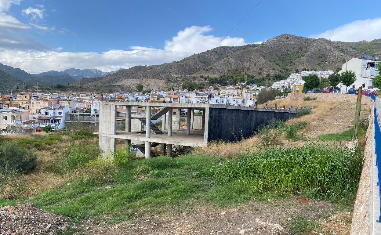 El edificio lleva en fase de estructura desde hace dos décadas, en la zona norte del casco urbano nerjeño. 