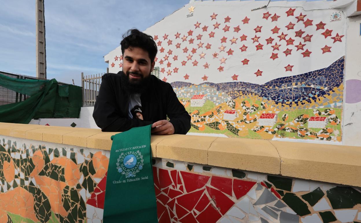 José Francisco Gómez Heredia, ante el mural de las estrellas del colegio María de la O en Los Asperones. 