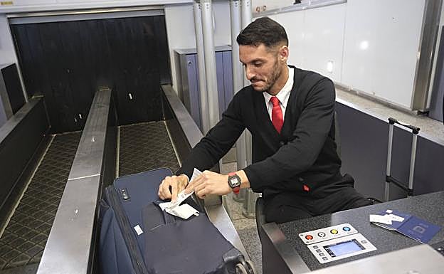 Javi Amaya trabaja en el aeropuerto de Málaga en los mostradores de facturación y le es complicado cuadrarse los turnos. 