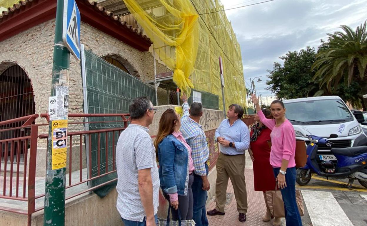 Pérez de Siles y Barrionuevo, con los comerciantes del mercado de Ciudad Jardín y personal municipal.