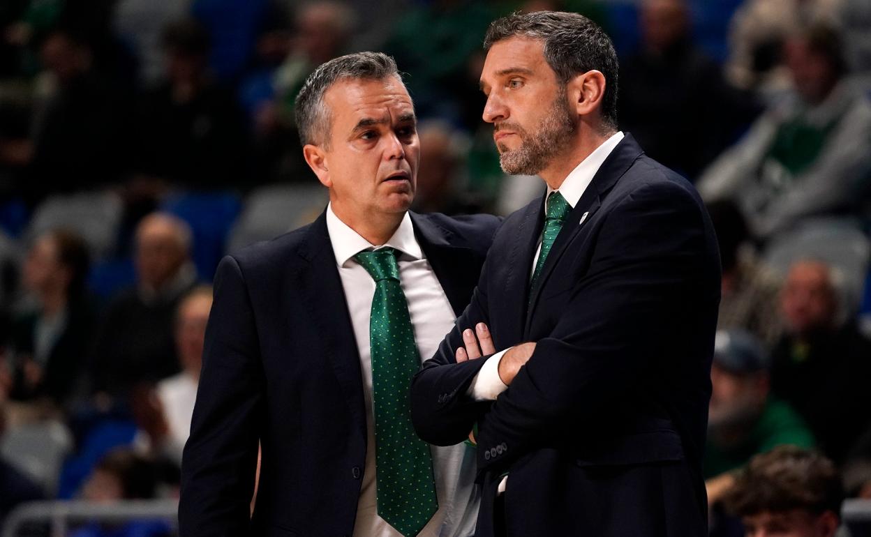 Ibon Navarro junto a Ángel Sánchez Cañete durante el partido del Unicaja contra Sassari en el Martín Carpena. 