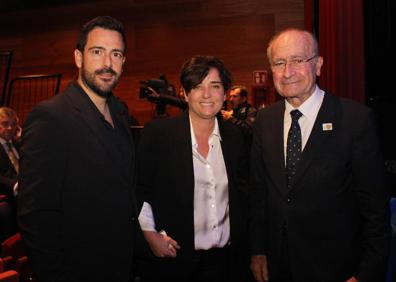 Imagen secundaria 1 - Álvaro Armenteros, Gonzalo Armenteros, Belén Gil y Juan Carlos López. José Luis González, Cristina Porta y Francisco de la Torre. El mago Jorge Blas realizando un extraordinario truco de magia con todos los asistentes.