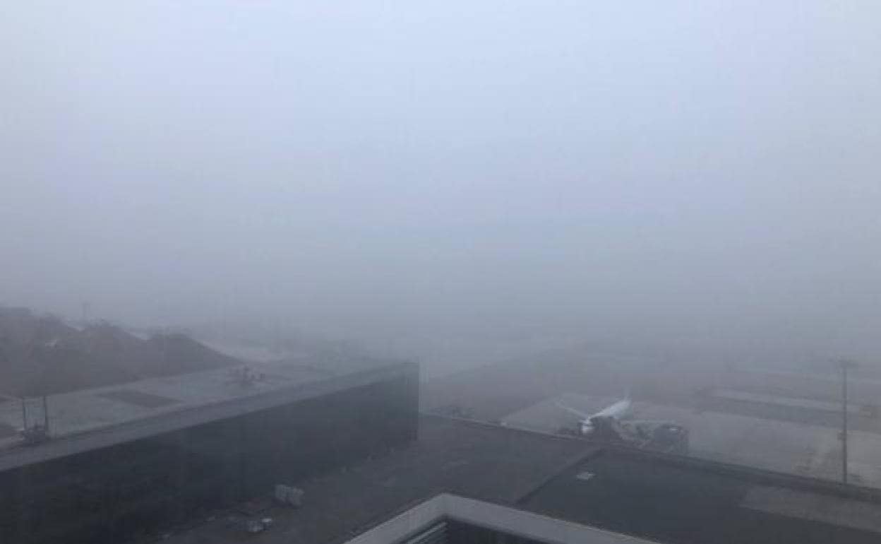 Imagen de archivo de un episodio anterior de niebla densa sobre el Aeropuerto de Málaga. 